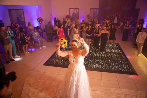 As melhores ideias e inspirações criativas de fotos de casamento registradas por fotógrafos profissionais de eventos da empresa Criativus Foto e Vídeo no Espaço Buffet Montello: Fotos da entrada dos noivos na festa'