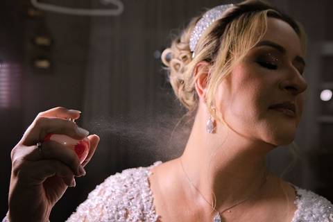 As melhores ideias e inspirações criativas de fotos de casamento registradas por fotógrafos profissionais de eventos da empresa Criativus Foto e Vídeo no salão: Fotos do Making of da noiva'
