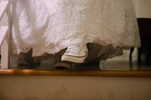 As melhores ideias e inspirações criativas de fotos de casamento registradas por fotógrafos profissionais de eventos da empresa Criativus Foto e Vídeo no salão: Fotos do Making of da noiva'