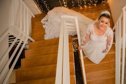 As melhores ideias e inspirações criativas de fotos de casamento registradas por fotógrafos profissionais de eventos da empresa Criativus Foto e Vídeo no salão: Fotos do Making of da noiva'