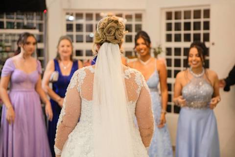 As melhores ideias e inspirações criativas de fotos de casamento registradas por fotógrafos profissionais de eventos da empresa Criativus Foto e Vídeo no salão: Fotos do Making of da noiva'