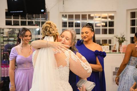 As melhores ideias e inspirações criativas de fotos de casamento registradas por fotógrafos profissionais de eventos da empresa Criativus Foto e Vídeo no salão: Fotos do Making of da noiva'