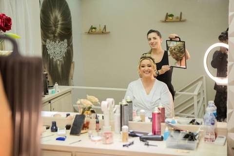 As melhores ideias e inspirações criativas de fotos de casamento registradas por fotógrafos profissionais de eventos da empresa Criativus Foto e Vídeo no salão: Fotos do Making of da noiva'