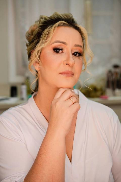 As melhores ideias e inspirações criativas de fotos de casamento registradas por fotógrafos profissionais de eventos da empresa Criativus Foto e Vídeo no salão: Fotos do Making of da noiva'