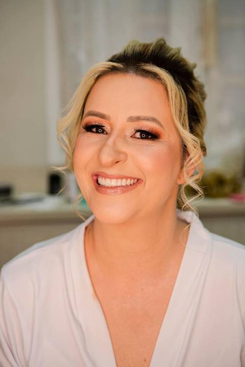 As melhores ideias e inspirações criativas de fotos de casamento registradas por fotógrafos profissionais de eventos da empresa Criativus Foto e Vídeo no salão: Fotos do Making of da noiva'