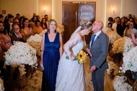 As melhores ideias e inspirações criativas de fotos de casamento registradas por fotógrafos profissionais de eventos da empresa Criativus Foto e Vídeo no Espaço Buffet Montello: Fotos do momento da cerimônia'