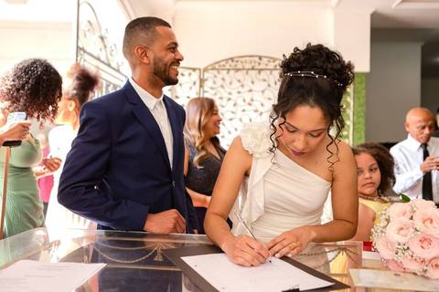 As melhores ideias e inspirações criativas de fotos de casamento civil registradas por fotógrafos profissionais de eventos da empresa Criativus Foto e Vídeo no Cartório do Jardim São Luiz'