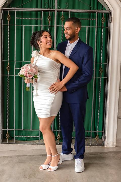 As melhores ideias e inspirações criativas de fotos de casamento civil registradas por fotógrafos profissionais de eventos da empresa Criativus Foto e Vídeo no Cartório do Jardim São Luiz: Fotos do casal'