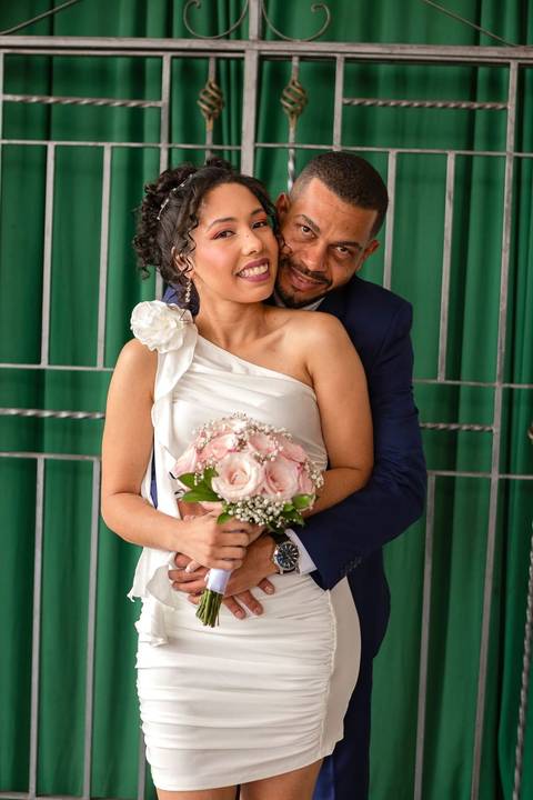 As melhores ideias e inspirações criativas de fotos de casamento civil registradas por fotógrafos profissionais de eventos da empresa Criativus Foto e Vídeo no Cartório do Jardim São Luiz: Fotos do casal'