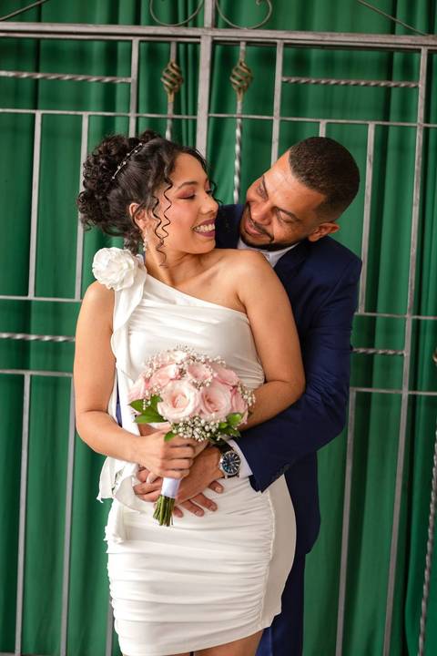 As melhores ideias e inspirações criativas de fotos de casamento civil registradas por fotógrafos profissionais de eventos da empresa Criativus Foto e Vídeo no Cartório do Jardim São Luiz: Fotos do casal'