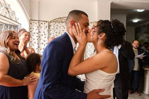 As melhores ideias e inspirações criativas de fotos de casamento civil registradas por fotógrafos profissionais de eventos da empresa Criativus Foto e Vídeo no Cartório do Jardim São Luiz'