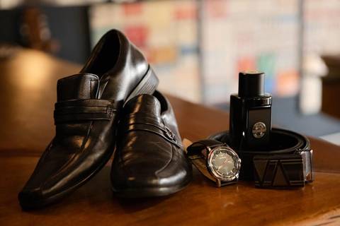 As melhores ideias e inspirações criativas de fotos de casamento registradas por fotógrafos profissionais de eventos da empresa Criativus Foto e Vídeo na barbearia: fotos do making of do noivo'