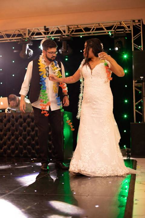 As melhores ideias e inspirações criativas de fotos de casamento registradas por fotógrafos profissionais de eventos da empresa Criativus Foto e Vídeo no espaço Chácara Picovinho: fotos dos noivos na festa'