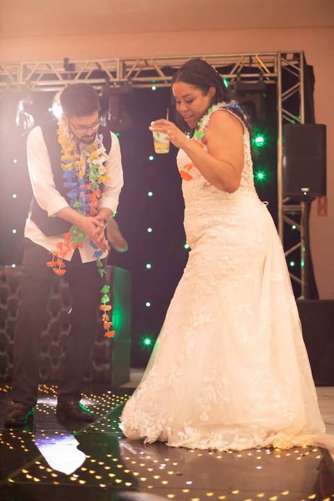 As melhores ideias e inspirações criativas de fotos de casamento registradas por fotógrafos profissionais de eventos da empresa Criativus Foto e Vídeo no espaço Chácara Picovinho: fotos dos noivos na festa'