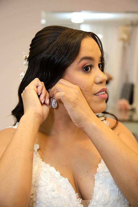 As melhores ideias e inspirações criativas de fotos de casamento registradas por fotógrafos profissionais de eventos da empresa Criativus Foto e Vídeo no salão: making of da noiva'