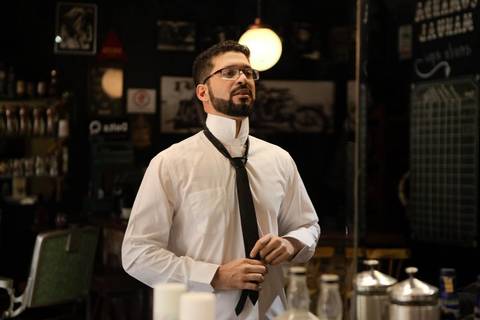 As melhores ideias e inspirações criativas de fotos de casamento registradas por fotógrafos profissionais de eventos da empresa Criativus Foto e Vídeo na barbearia: fotos do making of do noivo'