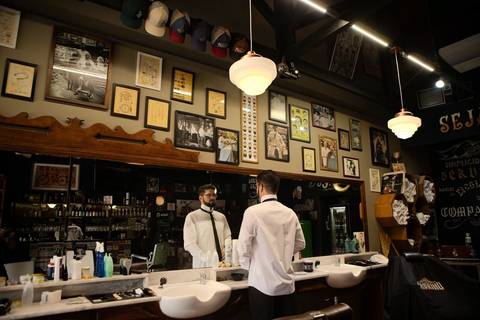 As melhores ideias e inspirações criativas de fotos de casamento registradas por fotógrafos profissionais de eventos da empresa Criativus Foto e Vídeo na barbearia: fotos do making of do noivo'