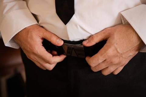 As melhores ideias e inspirações criativas de fotos de casamento registradas por fotógrafos profissionais de eventos da empresa Criativus Foto e Vídeo na barbearia: fotos do making of do noivo'