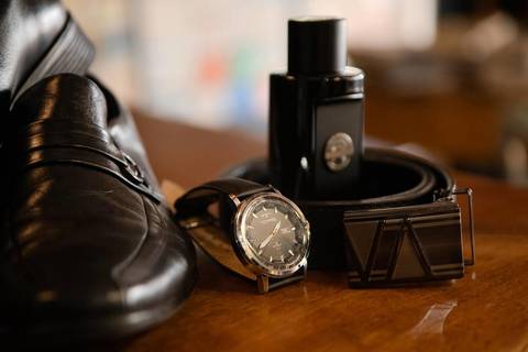 As melhores ideias e inspirações criativas de fotos de casamento registradas por fotógrafos profissionais de eventos da empresa Criativus Foto e Vídeo na barbearia: fotos do making of do noivo'