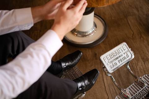 As melhores ideias e inspirações criativas de fotos de casamento registradas por fotógrafos profissionais de eventos da empresa Criativus Foto e Vídeo na barbearia: fotos do making of do noivo'