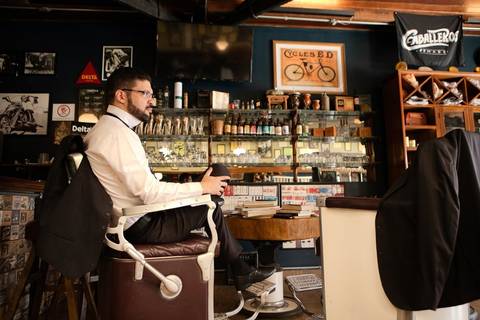 As melhores ideias e inspirações criativas de fotos de casamento registradas por fotógrafos profissionais de eventos da empresa Criativus Foto e Vídeo na barbearia: fotos do making of do noivo'