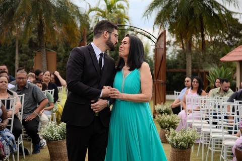 As melhores ideias e inspirações criativas de fotos de casamento registradas por fotógrafos profissionais de eventos da empresa Criativus Foto e Vídeo no espaço Chácara Picovinho: fotos do momento da cerimônia'