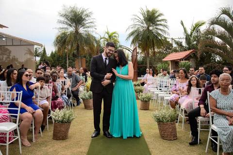 As melhores ideias e inspirações criativas de fotos de casamento registradas por fotógrafos profissionais de eventos da empresa Criativus Foto e Vídeo no espaço Chácara Picovinho: fotos do momento da cerimônia'