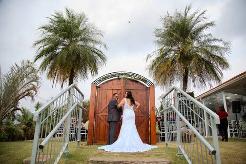 As melhores ideias e inspirações criativas de fotos de casamento registradas por fotógrafos profissionais de eventos da empresa Criativus Foto e Vídeo no espaço Chácara Picovinho: fotos do momento da cerimônia'