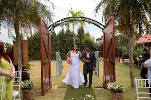 As melhores ideias e inspirações criativas de fotos de casamento registradas por fotógrafos profissionais de eventos da empresa Criativus Foto e Vídeo no espaço Chácara Picovinho: fotos do momento da cerimônia'