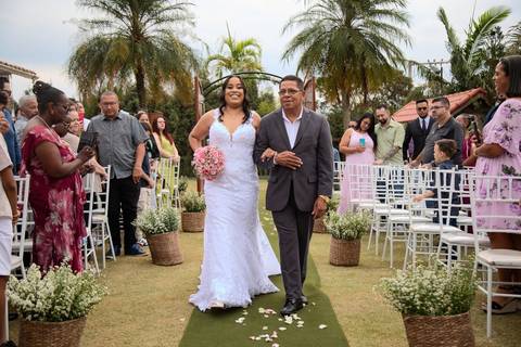 As melhores ideias e inspirações criativas de fotos de casamento registradas por fotógrafos profissionais de eventos da empresa Criativus Foto e Vídeo no espaço Chácara Picovinho: fotos do momento da cerimônia'