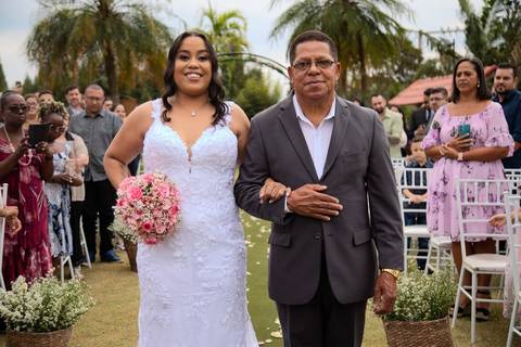 As melhores ideias e inspirações criativas de fotos de casamento registradas por fotógrafos profissionais de eventos da empresa Criativus Foto e Vídeo no espaço Chácara Picovinho: fotos do momento da cerimônia'