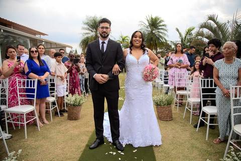 As melhores ideias e inspirações criativas de fotos de casamento registradas por fotógrafos profissionais de eventos da empresa Criativus Foto e Vídeo no espaço Chácara Picovinho: fotos do momento da cerimônia'