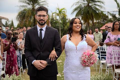 As melhores ideias e inspirações criativas de fotos de casamento registradas por fotógrafos profissionais de eventos da empresa Criativus Foto e Vídeo no espaço Chácara Picovinho: fotos do momento da cerimônia'