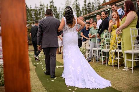 As melhores ideias e inspirações criativas de fotos de casamento registradas por fotógrafos profissionais de eventos da empresa Criativus Foto e Vídeo no espaço Chácara Picovinho: fotos do momento da cerimônia'