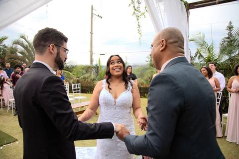 As melhores ideias e inspirações criativas de fotos de casamento registradas por fotógrafos profissionais de eventos da empresa Criativus Foto e Vídeo no espaço Chácara Picovinho: fotos do momento da cerimônia'