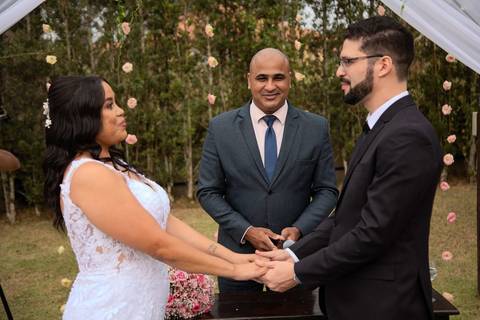 As melhores ideias e inspirações criativas de fotos de casamento registradas por fotógrafos profissionais de eventos da empresa Criativus Foto e Vídeo no espaço Chácara Picovinho: fotos do momento da cerimônia'