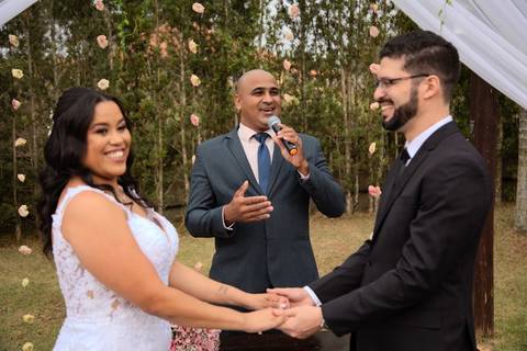 As melhores ideias e inspirações criativas de fotos de casamento registradas por fotógrafos profissionais de eventos da empresa Criativus Foto e Vídeo no espaço Chácara Picovinho: fotos do momento da cerimônia'