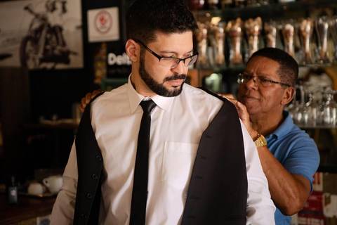 As melhores ideias e inspirações criativas de fotos de casamento registradas por fotógrafos profissionais de eventos da empresa Criativus Foto e Vídeo na barbearia: fotos do making of do noivo'