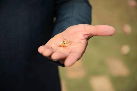 As melhores ideias e inspirações criativas de fotos de casamento registradas por fotógrafos profissionais de eventos da empresa Criativus Foto e Vídeo no espaço Chácara Picovinho: fotos do momento da cerimônia'