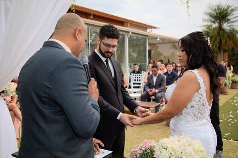 As melhores ideias e inspirações criativas de fotos de casamento registradas por fotógrafos profissionais de eventos da empresa Criativus Foto e Vídeo no espaço Chácara Picovinho: fotos do momento da cerimônia'