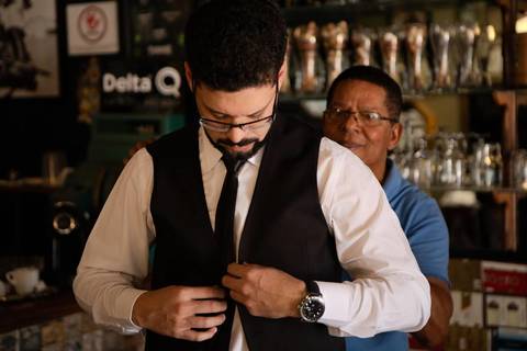 As melhores ideias e inspirações criativas de fotos de casamento registradas por fotógrafos profissionais de eventos da empresa Criativus Foto e Vídeo na barbearia: fotos do making of do noivo'