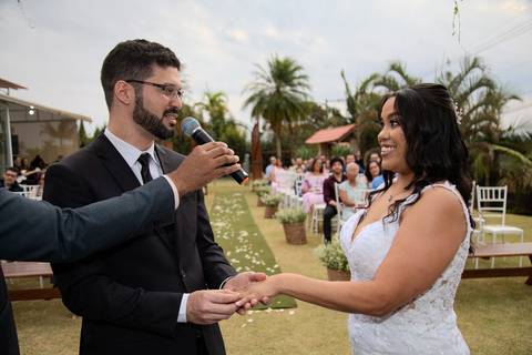 As melhores ideias e inspirações criativas de fotos de casamento registradas por fotógrafos profissionais de eventos da empresa Criativus Foto e Vídeo no espaço Chácara Picovinho: fotos do momento da cerimônia'