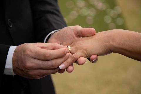 As melhores ideias e inspirações criativas de fotos de casamento registradas por fotógrafos profissionais de eventos da empresa Criativus Foto e Vídeo no espaço Chácara Picovinho: fotos do momento da cerimônia'