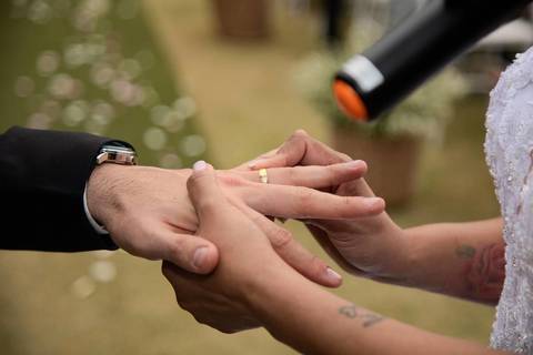 As melhores ideias e inspirações criativas de fotos de casamento registradas por fotógrafos profissionais de eventos da empresa Criativus Foto e Vídeo no espaço Chácara Picovinho: fotos do momento da cerimônia'