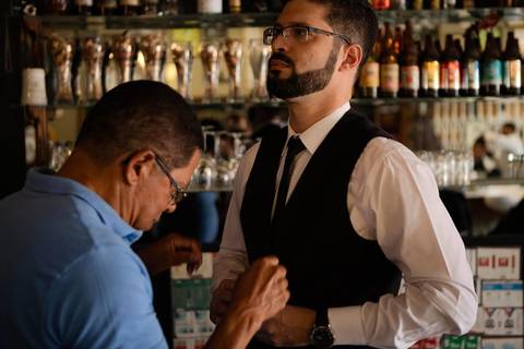 As melhores ideias e inspirações criativas de fotos de casamento registradas por fotógrafos profissionais de eventos da empresa Criativus Foto e Vídeo na barbearia: fotos do making of do noivo'