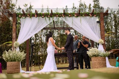 As melhores ideias e inspirações criativas de fotos de casamento registradas por fotógrafos profissionais de eventos da empresa Criativus Foto e Vídeo no espaço Chácara Picovinho: fotos do momento da cerimônia'