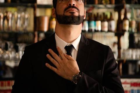 As melhores ideias e inspirações criativas de fotos de casamento registradas por fotógrafos profissionais de eventos da empresa Criativus Foto e Vídeo na barbearia: fotos do making of do noivo'