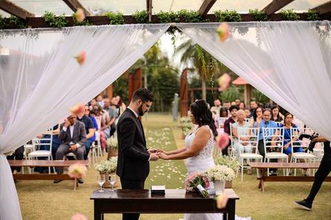 As melhores ideias e inspirações criativas de fotos de casamento registradas por fotógrafos profissionais de eventos da empresa Criativus Foto e Vídeo no espaço Chácara Picovinho: fotos do momento da cerimônia'