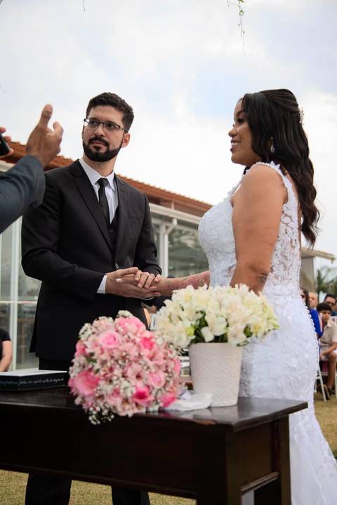 As melhores ideias e inspirações criativas de fotos de casamento registradas por fotógrafos profissionais de eventos da empresa Criativus Foto e Vídeo no espaço Chácara Picovinho: fotos do momento da cerimônia'
