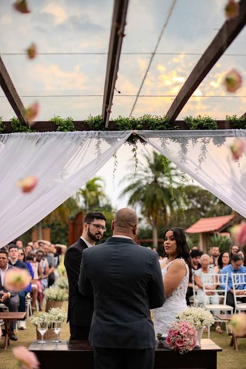 As melhores ideias e inspirações criativas de fotos de casamento registradas por fotógrafos profissionais de eventos da empresa Criativus Foto e Vídeo no espaço Chácara Picovinho: fotos do momento da cerimônia'